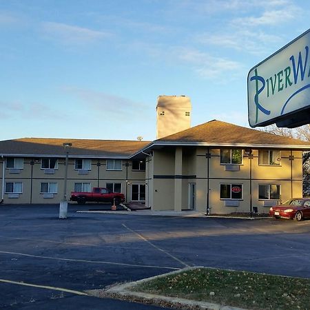 Riverwalk Inn & Suites Fort Atkinson Extérieur photo