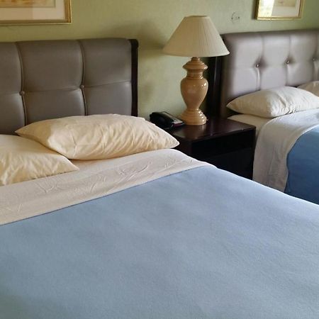 Riverwalk Inn & Suites Fort Atkinson Extérieur photo