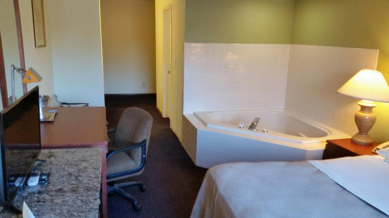 Riverwalk Inn & Suites Fort Atkinson Extérieur photo