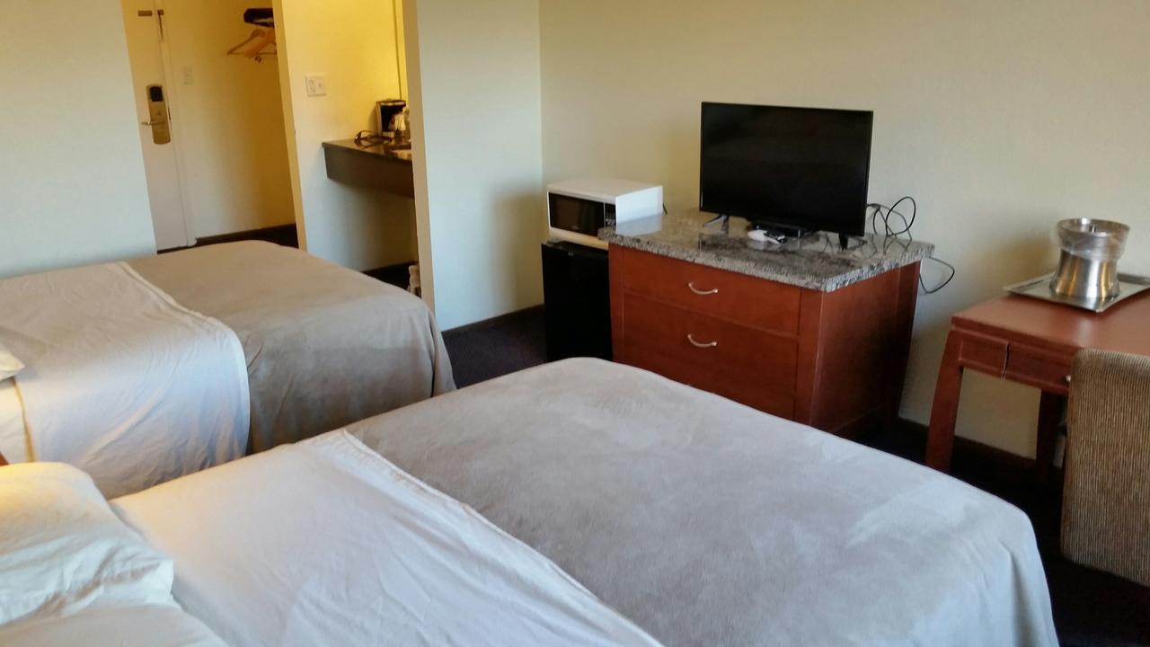 Riverwalk Inn & Suites Fort Atkinson Extérieur photo