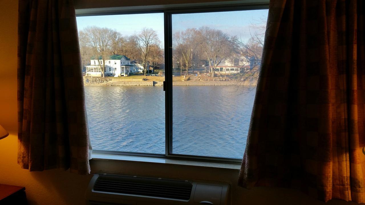 Riverwalk Inn & Suites Fort Atkinson Extérieur photo