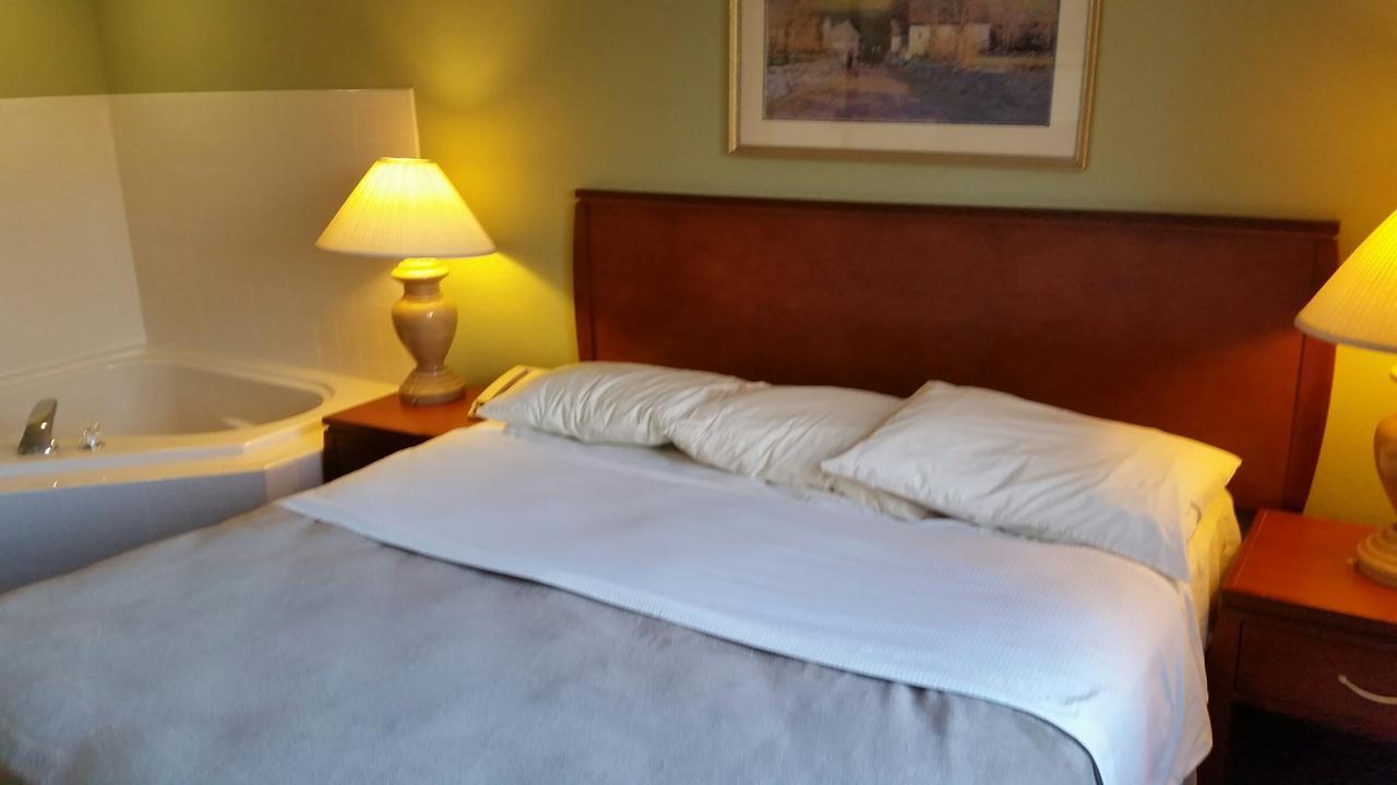 Riverwalk Inn & Suites Fort Atkinson Extérieur photo