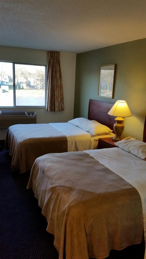 Riverwalk Inn & Suites Fort Atkinson Extérieur photo
