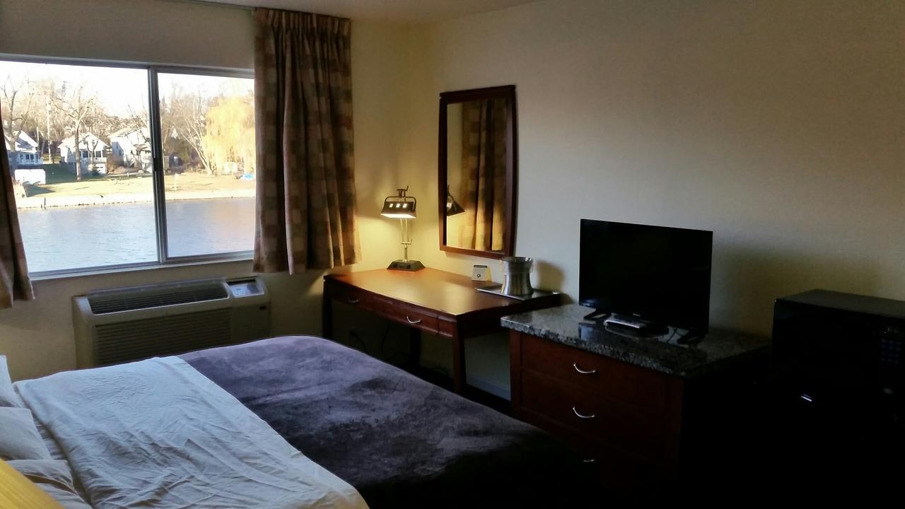 Riverwalk Inn & Suites Fort Atkinson Extérieur photo