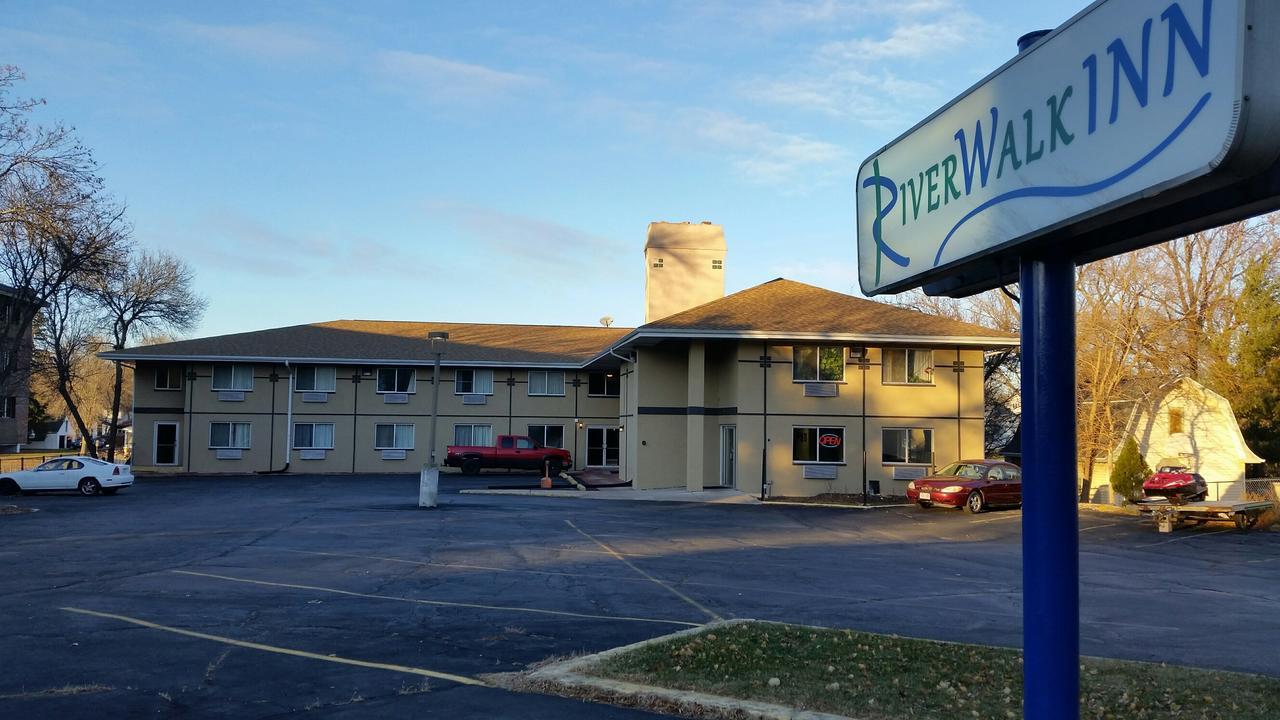 Riverwalk Inn & Suites Fort Atkinson Extérieur photo