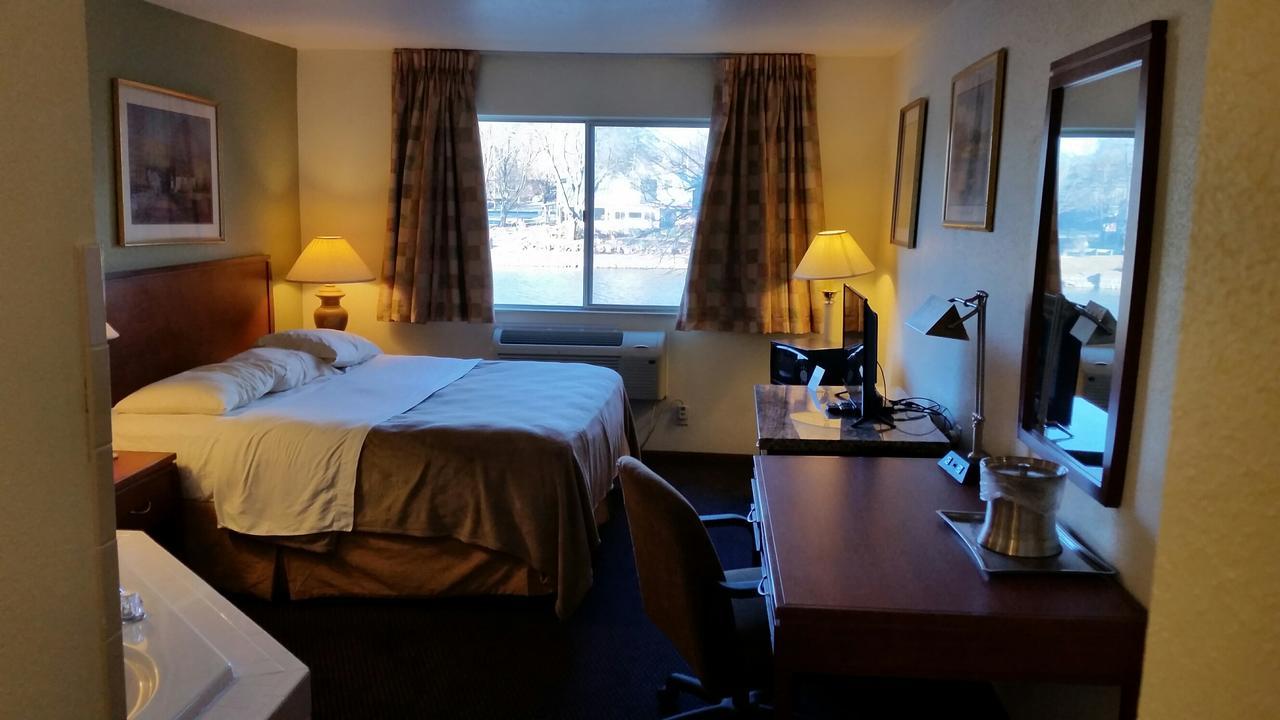 Riverwalk Inn & Suites Fort Atkinson Extérieur photo
