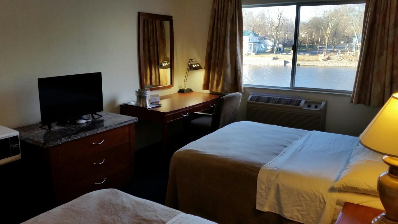 Riverwalk Inn & Suites Fort Atkinson Extérieur photo