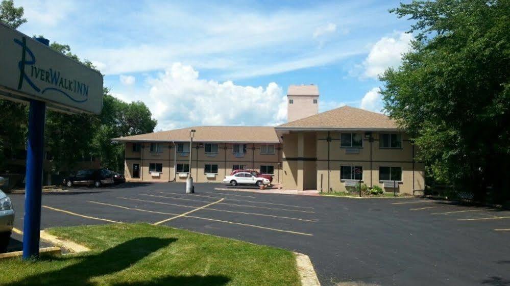 Riverwalk Inn & Suites Fort Atkinson Extérieur photo