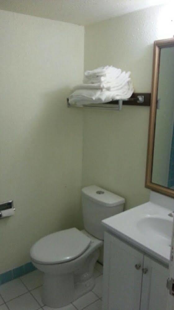 Riverwalk Inn & Suites Fort Atkinson Extérieur photo