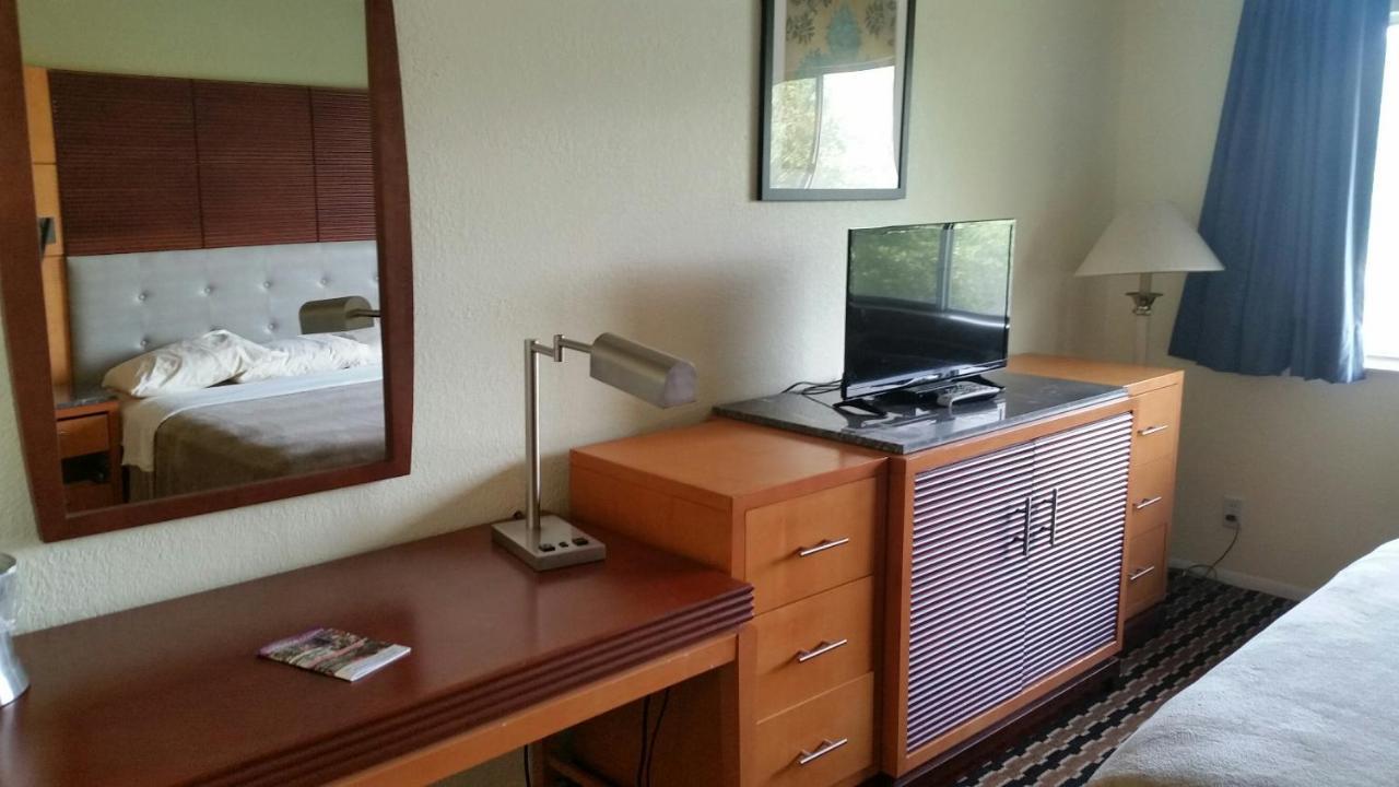 Riverwalk Inn & Suites Fort Atkinson Extérieur photo