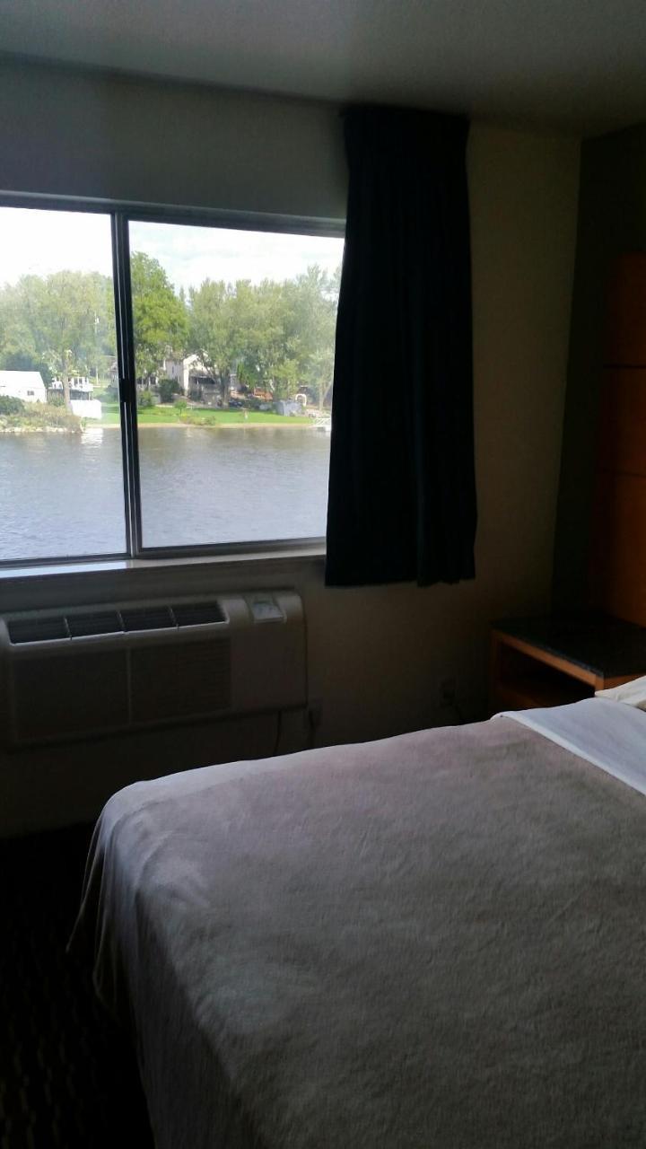 Riverwalk Inn & Suites Fort Atkinson Extérieur photo