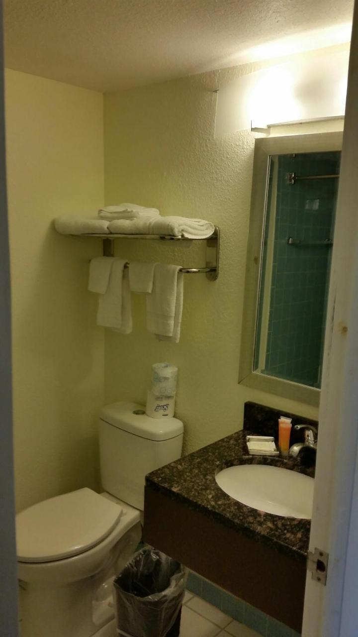 Riverwalk Inn & Suites Fort Atkinson Extérieur photo