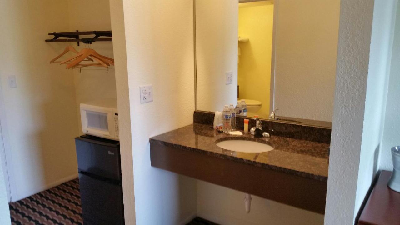 Riverwalk Inn & Suites Fort Atkinson Extérieur photo