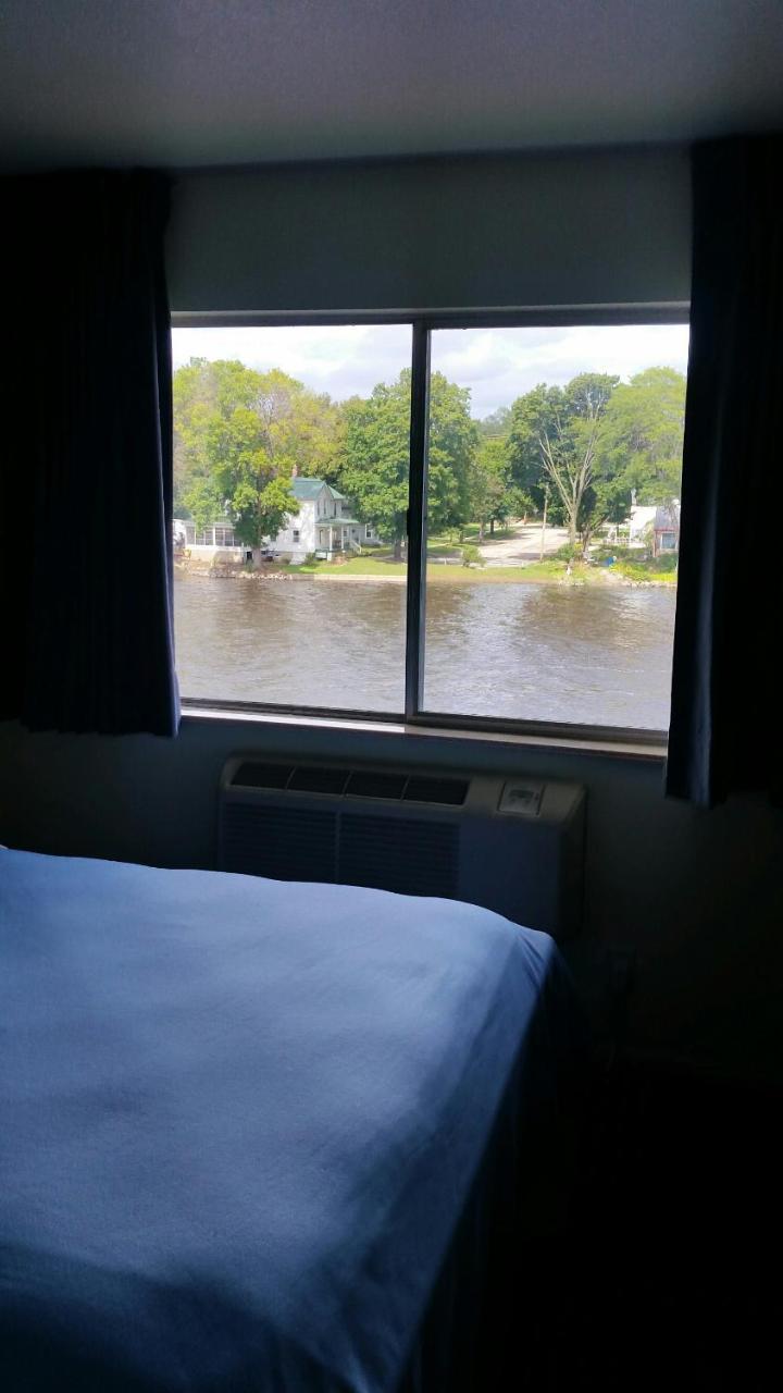 Riverwalk Inn & Suites Fort Atkinson Extérieur photo