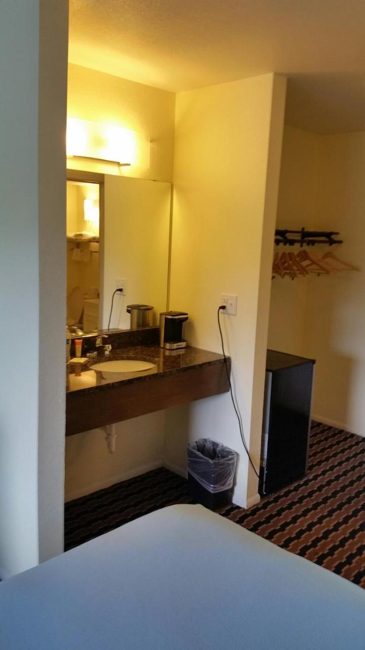 Riverwalk Inn & Suites Fort Atkinson Extérieur photo