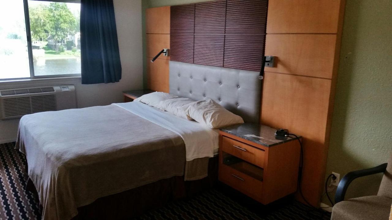 Riverwalk Inn & Suites Fort Atkinson Extérieur photo