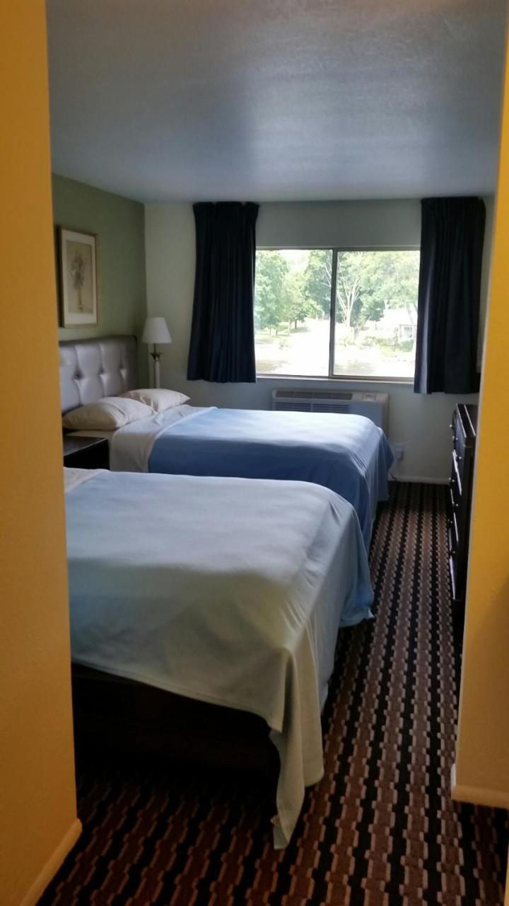 Riverwalk Inn & Suites Fort Atkinson Extérieur photo