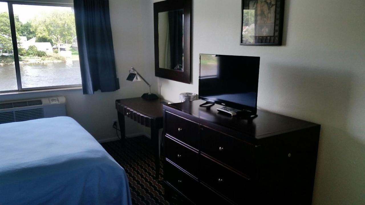 Riverwalk Inn & Suites Fort Atkinson Extérieur photo