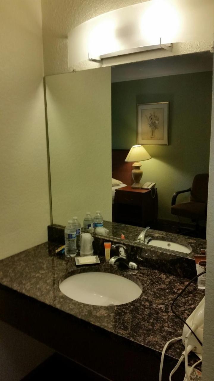 Riverwalk Inn & Suites Fort Atkinson Extérieur photo
